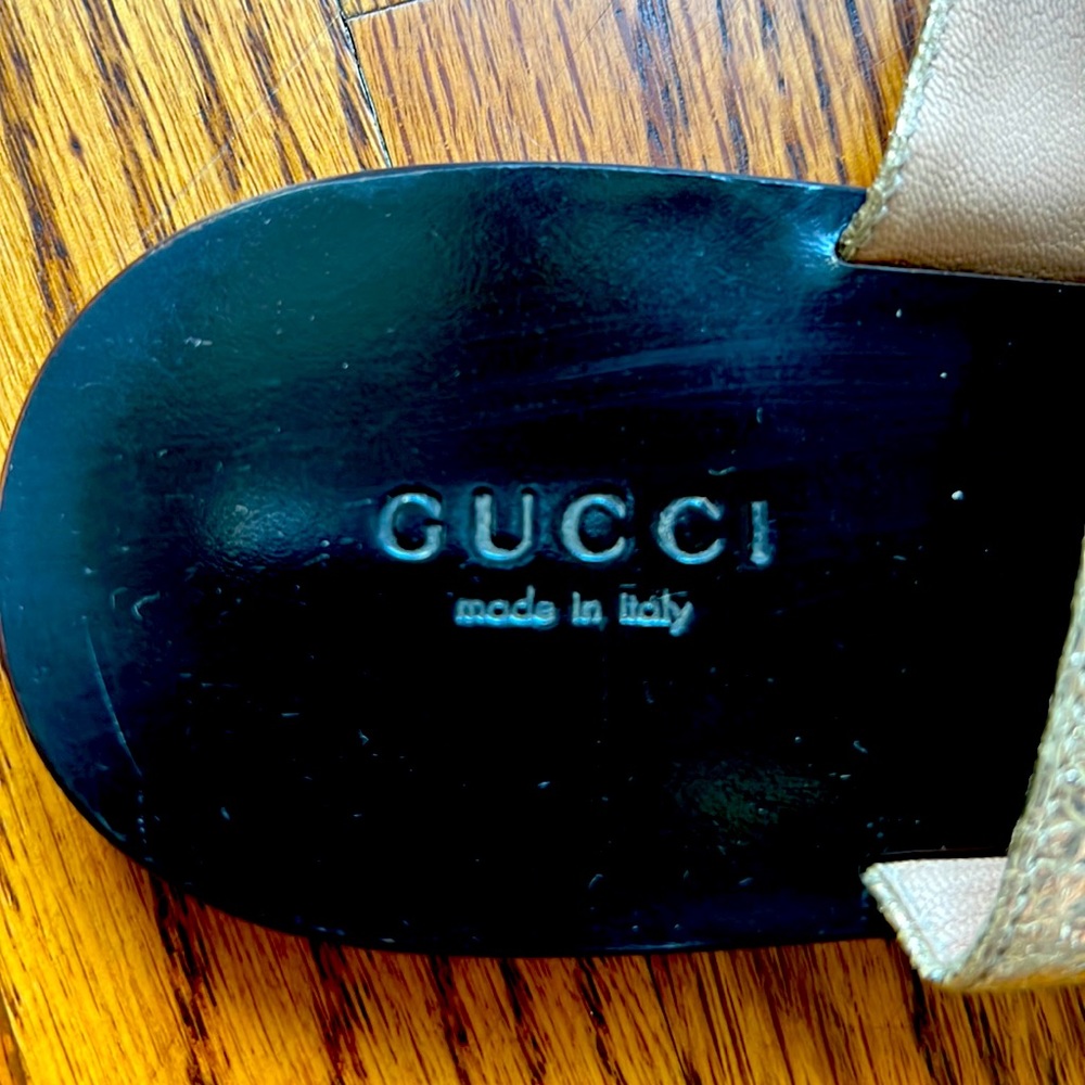 Gold Gucci flip flops size 35